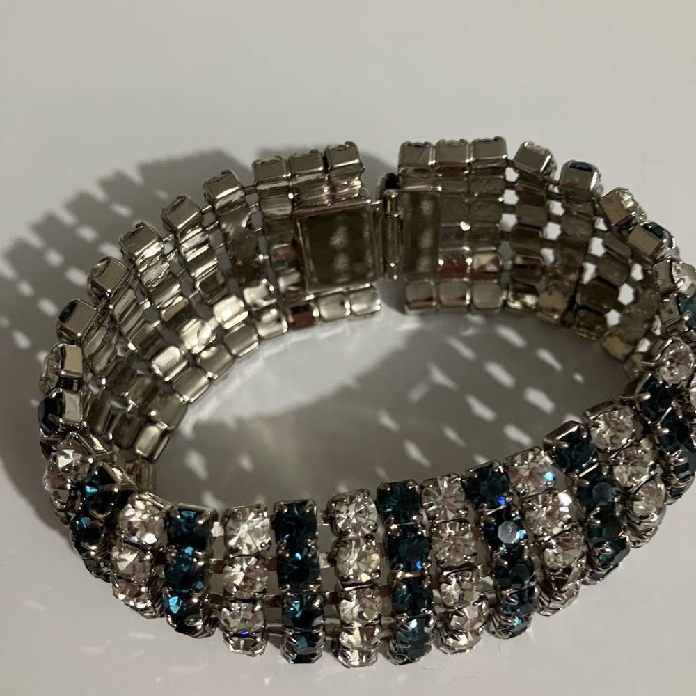 Elegant Silver and Blue Bracelet - Picture 2 of 7